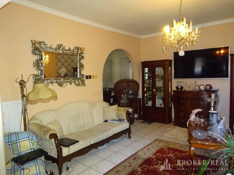 Living room in a family house with antique furniture and a decorative mirror.