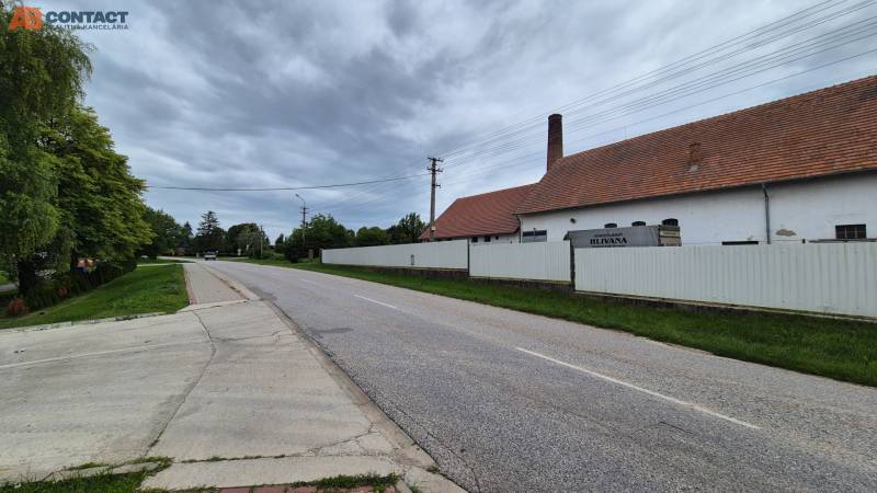 The road in Zemianske Sady next to the building on Zemianske Sady Street, Warehouses and Halls.