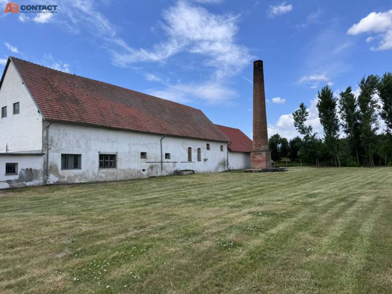 White building with a chimney on Zemianske Sady street in Zemianske Sady, Warehouses and halls.