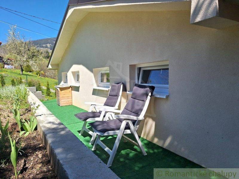 Sun loungers on the terrace of a family house in Liptovský Mikuláš, in a pleasant garden atmosphere.