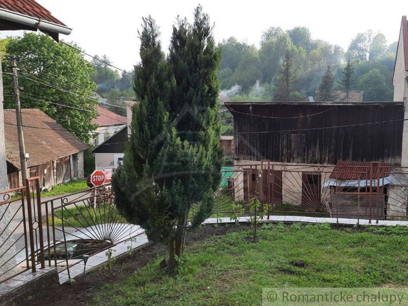 The garden of a family house in Žiar nad Hronom with wooden structures and pleasant fencing.