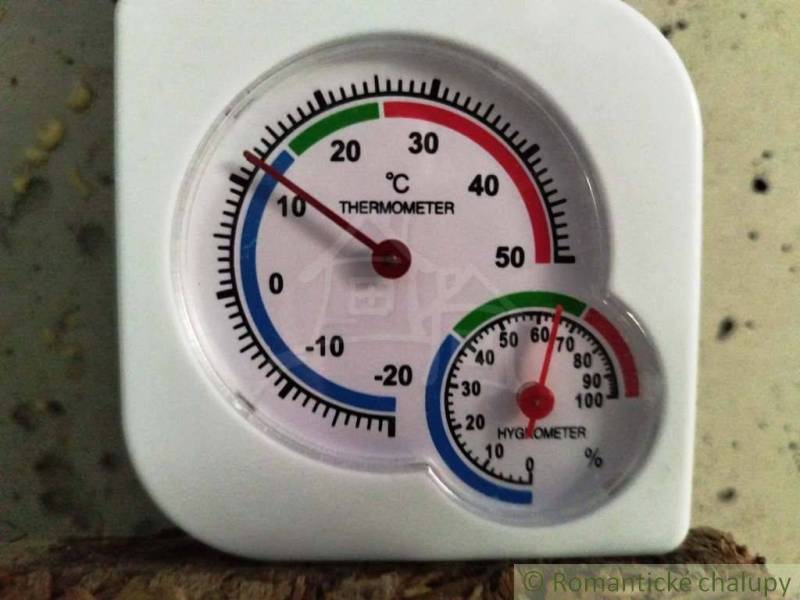 Thermometer and hygrometer in the cabin show the current temperature and humidity.