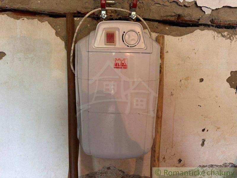 Water heating in the cottage, old wall, Elíz device.