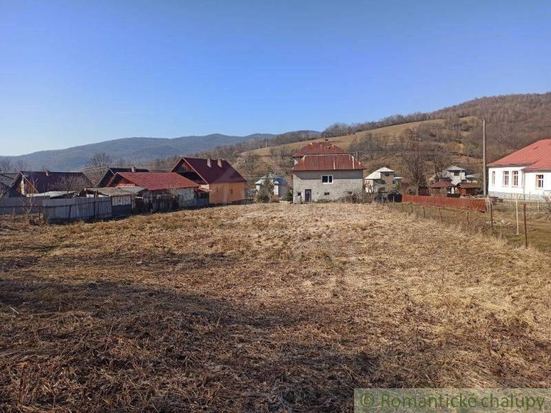 In the rural area of Nová Sedlica, family houses are surrounded by hills and fields.