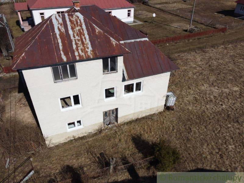 A family house in Nová Sedlica with an old roof stands on a spacious plot.