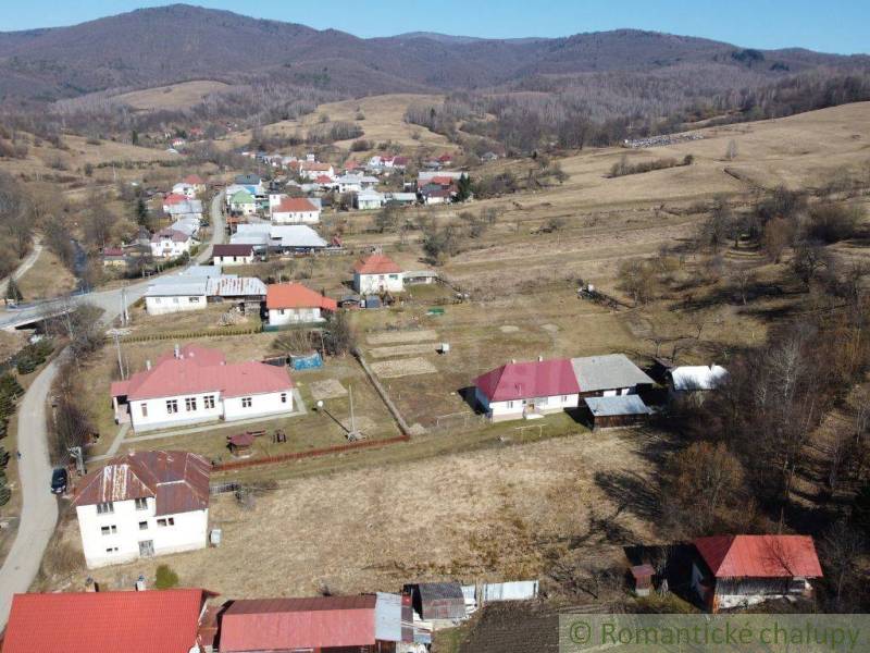 Family houses in Nová Sedlica set in a hilly landscape with fields.