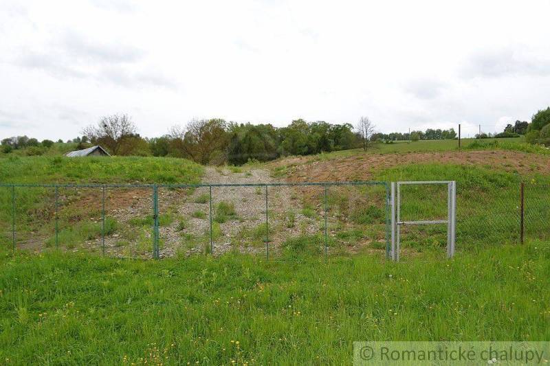 Gardens in Kečkovce with a fence and green nature, ideal for relaxation.