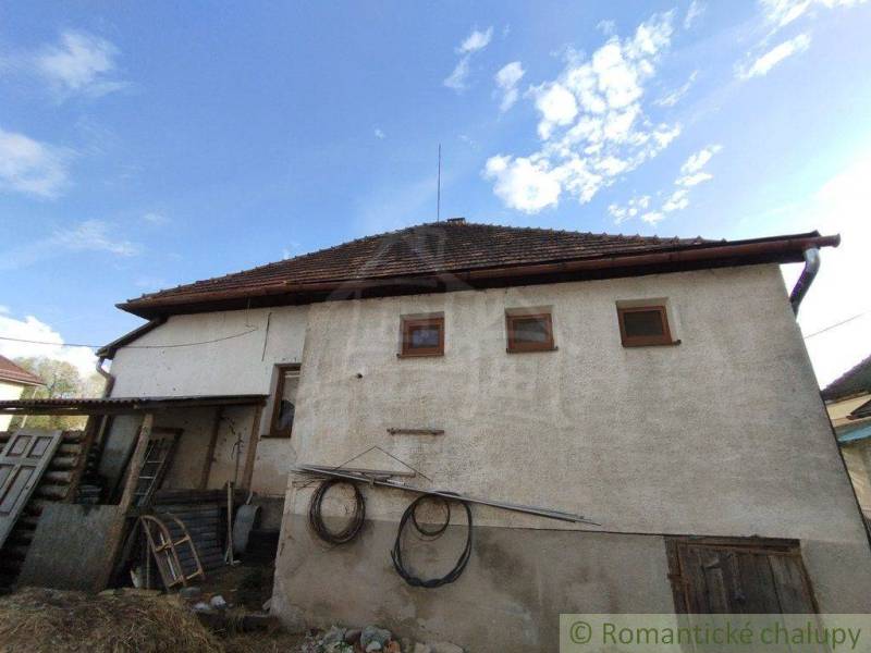 A family house with a gable roof, consisting of multiple parts and an older courtyard.