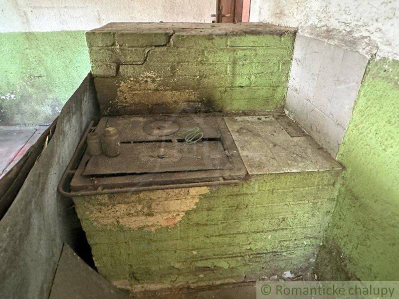 The green brick oven with a worn appearance aptly illustrates the atmosphere of an old family house.