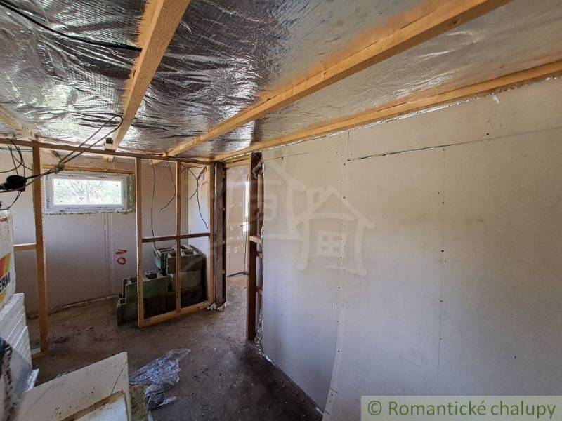 Interior renovation, walls made of OSB boards, unfinished cabin.