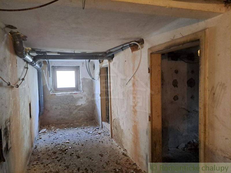 The device in the photograph looks like an abandoned family house, where damaged walls and a window are visible.