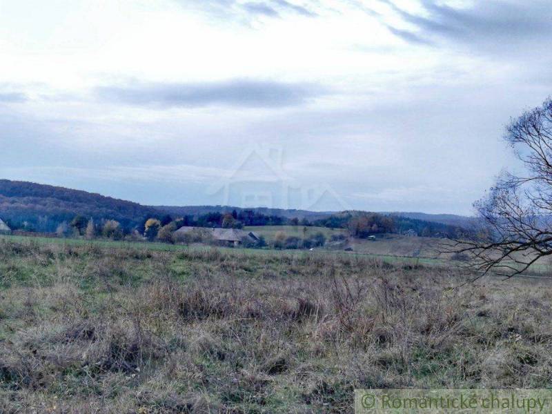 A rural region with meadows, hills, and rural buildings. Ideal for gardens and relaxation.