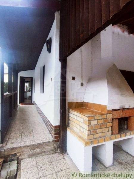 Entrance hall with an outdoor grill and an insulated terrace in a family house.