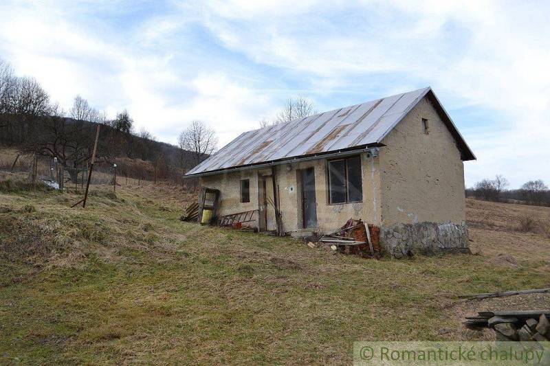 An old house on a remote meadow in nature; ideal for renovation and a cottage.
