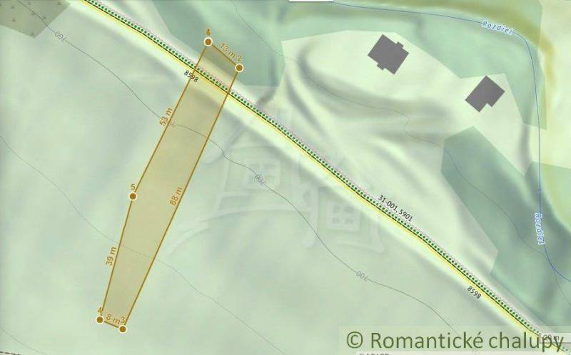 Cadastral map with marked plot, neighboring buildings and Rozgier stream in the background.