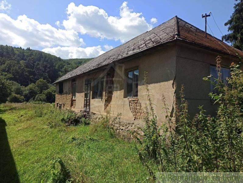 Old cottage surrounded by greenery, ideal for recreation and land - living.
