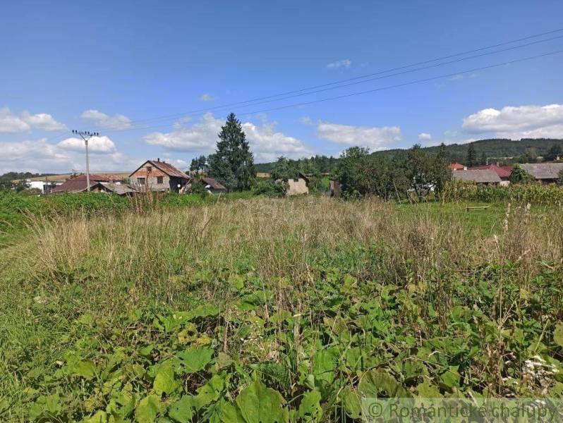 A rural plot with a meadow and a house, ideal for living, surrounded by nature.