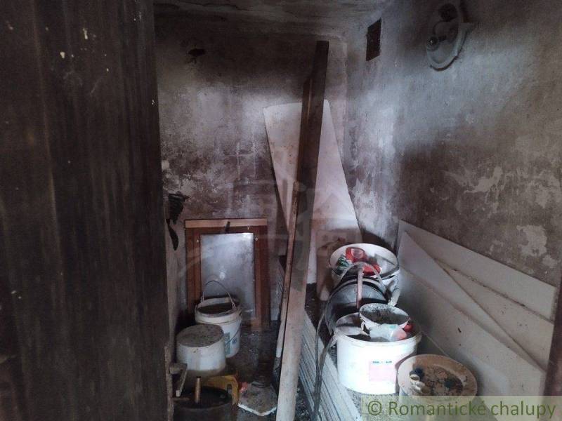 A small room full of buckets and construction tools illustrates the authentic aspects of the cabin.