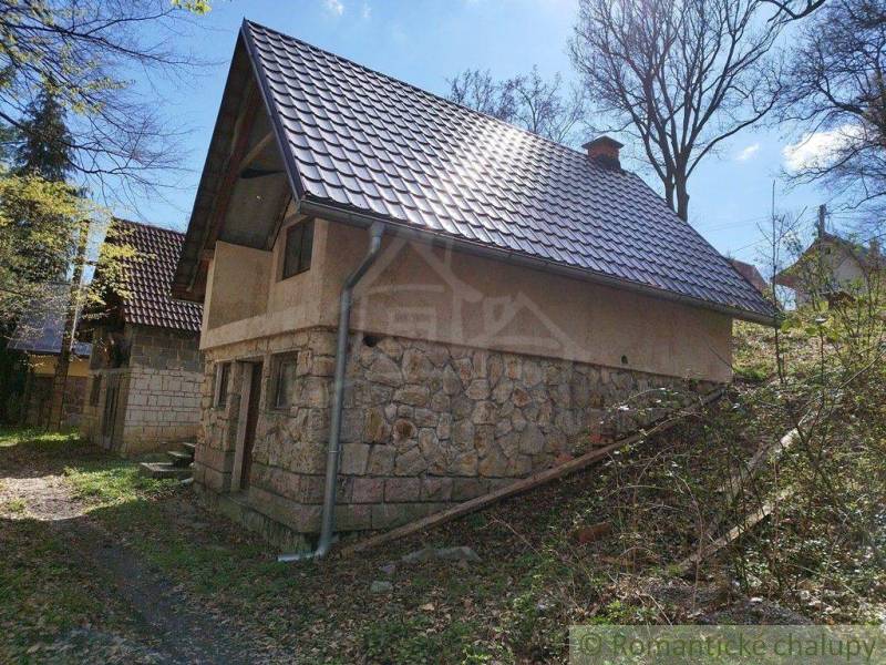 Stone cottage with a roof in the middle of nature, ideal for romance and relaxation.