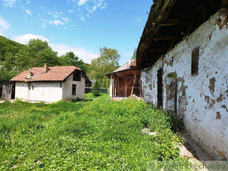 Cottages in the countryside, nature and blue sky, a cottage ideal for rest and relaxation.