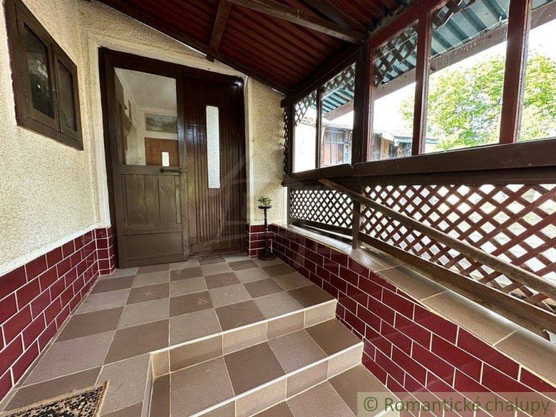 The entrance terrace on the family house with paving and wooden railing provides a pleasant refuge.
