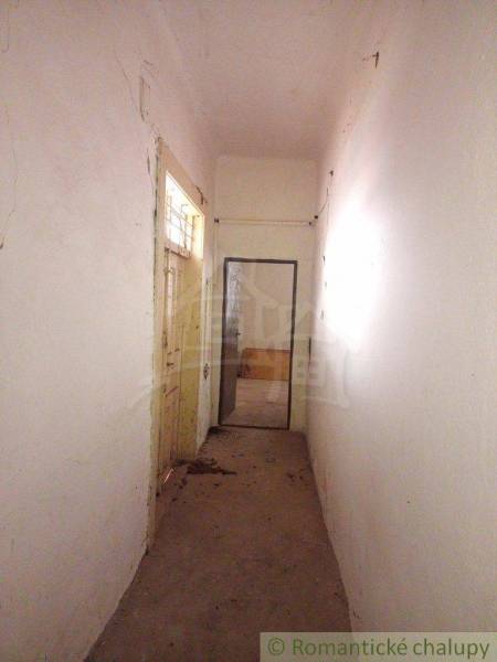 Narrow, closing hallway, door leading to a room, walls in a family house.