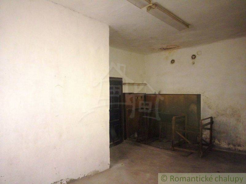 The floor and walls in the room of the family house need renovation, simple construction.