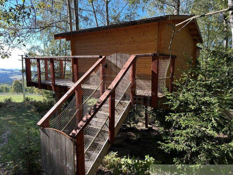 Treehouse with a terrace in the middle of the forest, an ideal family home for adventures.