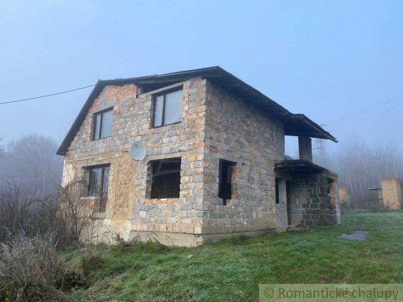 A relaxed country house, surrounded by nature and mist on the meadow. Family house.