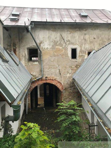 Abandoned building with old plaster and a brick arch. Such unique properties offer a historical atmosphere.