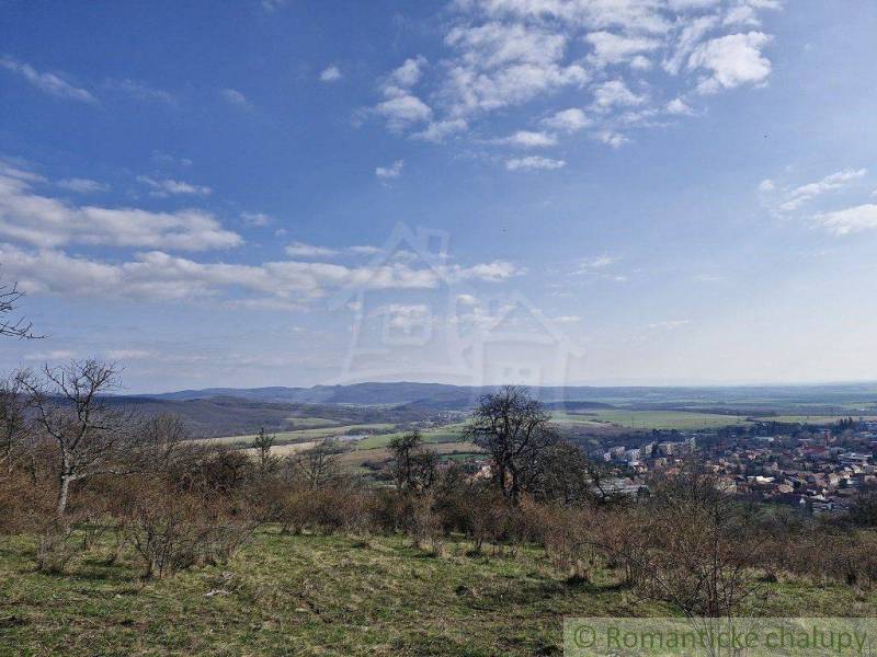 Panoramic view of the village and the vast valley, an ideal place for a family house.