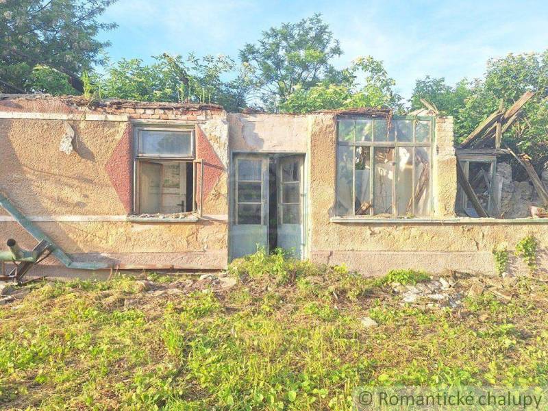 An old house on the property, suitable for renovation for comfortable living.
