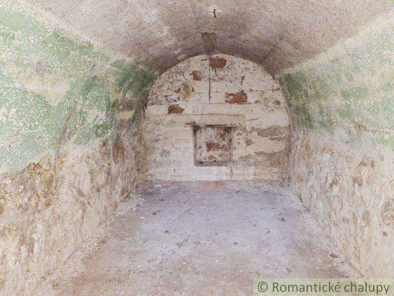Arched stone cellar, ideal for storage in a rustic style. Land - housing.