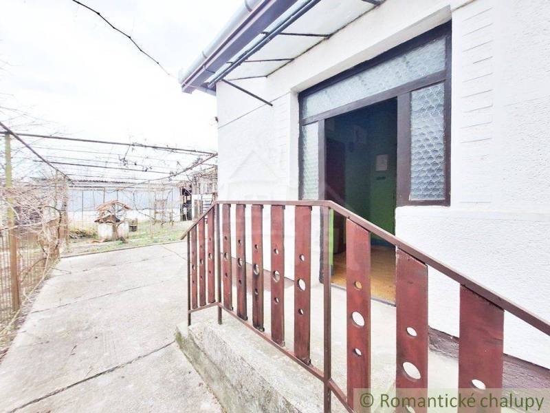 Entrance to a family house with the possibility of renovated spaces and surrounding garden.