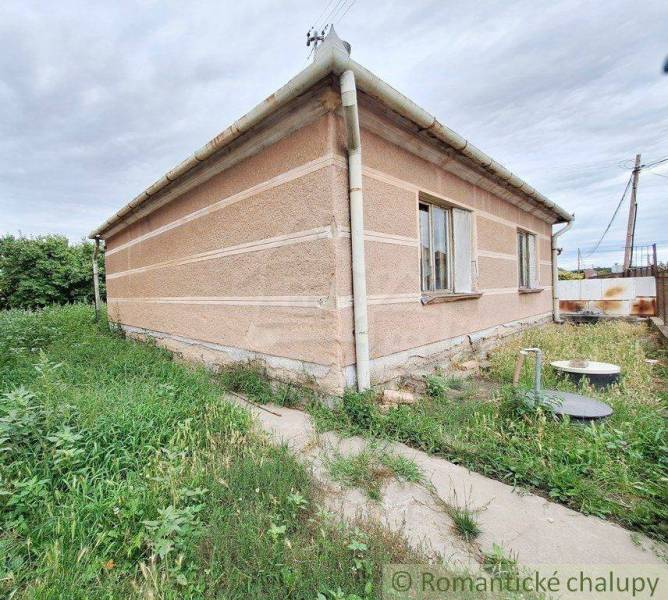 Simple house with land for sale. Suitable for a recreational cabin or a country cottage.