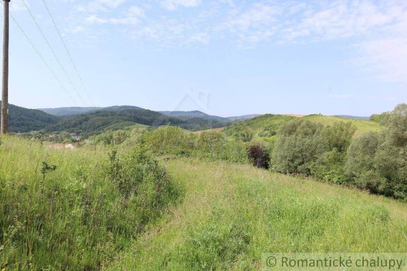 Green hills and meadows with a panoramic view, ideal for building a family house.