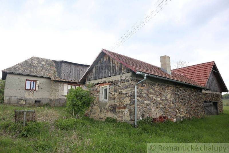 An old family house and a stone cottage in the countryside surrounded by greenery and nature.
