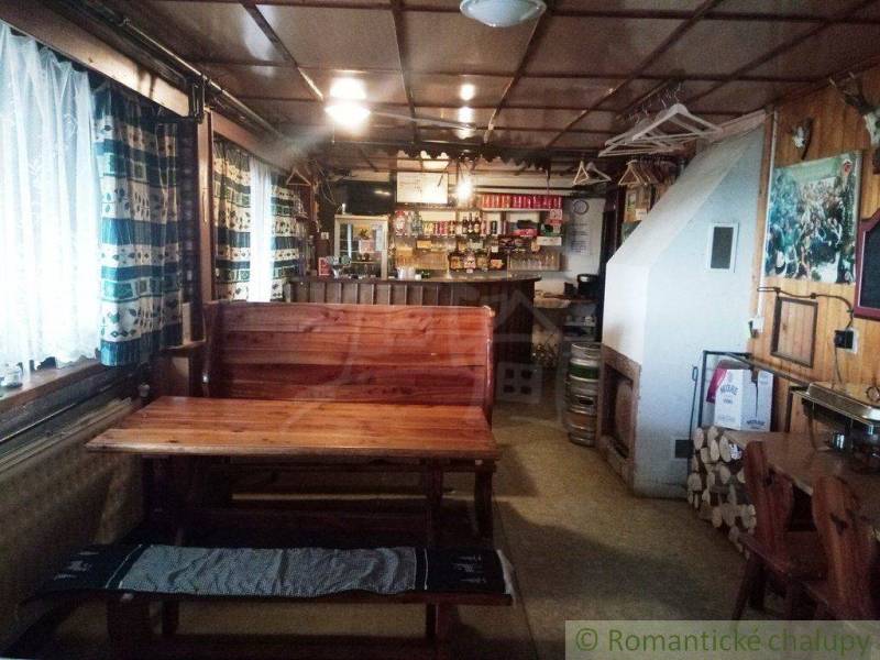 The interior of the cabin with wooden furniture and a cozy atmosphere, ideal for family gatherings.