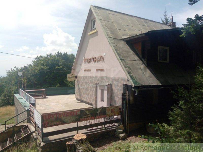 This mountain **cottage** offers accommodation and relaxation in nature to tourists.