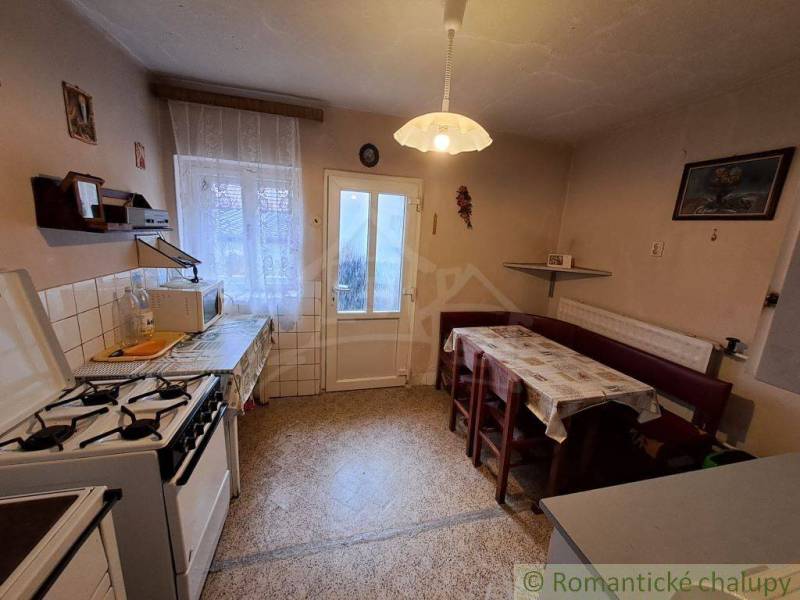 Traditional kitchen with a dining nook and a stove in a family house.