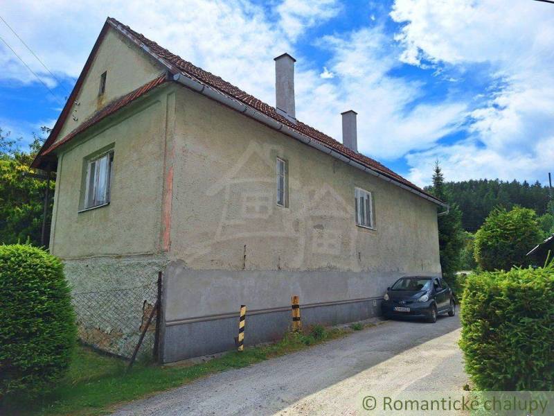 An older house with a garden, next to the road. Plots ideal for living.