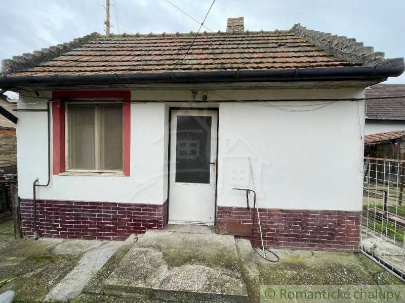 Older family house with a brick facade and a tiled roof, entrance area.