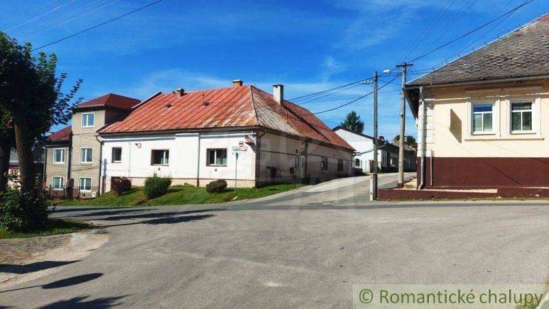 Cozy houses with traditional character and a family home, ideal for relaxation in the countryside.
