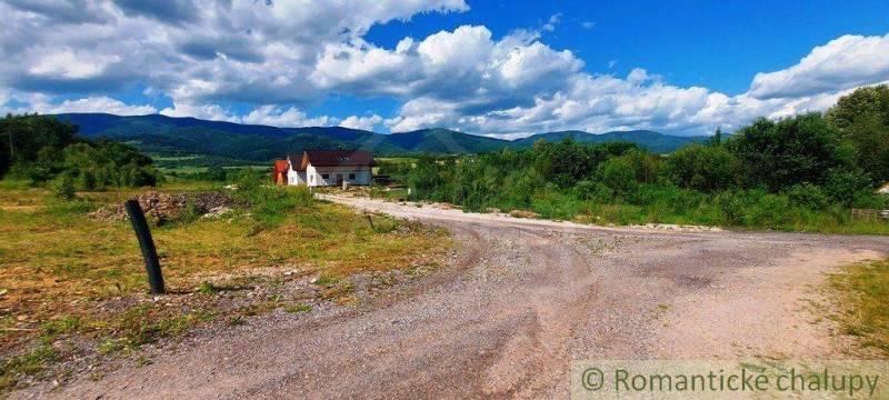 Country houses surrounded by nature and mountains, ideal recreational plots in a picturesque setting.