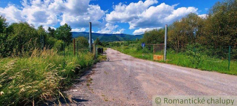 Country driveway to plots, an ideal location for living in the countryside.