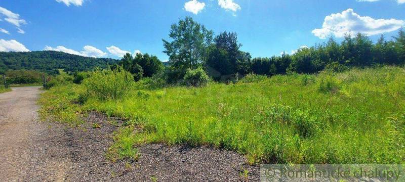 The picture shows green plots surrounded by nature, ideal for living in a quiet environment.