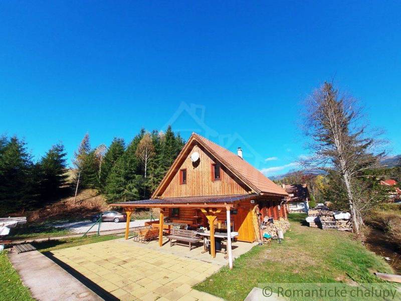 A wooden cabin in the middle of the forest, ideal for relaxation and nature.