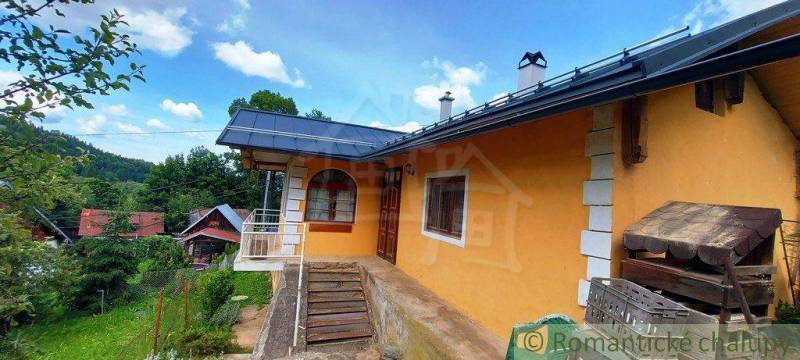 A family house surrounded by green hills, interesting properties in a natural environment, cottages.