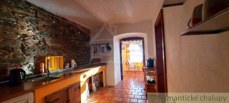A stone wall in the kitchen with a historical touch and unique properties creates a pleasant atmosphere.