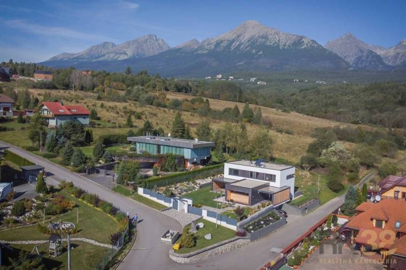 A family house on Tatranská Street in Nová Lesná surrounded by beautiful mountain scenery.